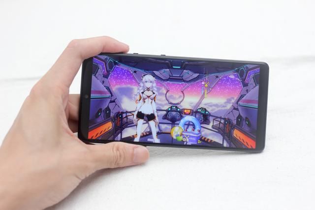 燃起体验升级革命,坚果R1智能手机上手体验