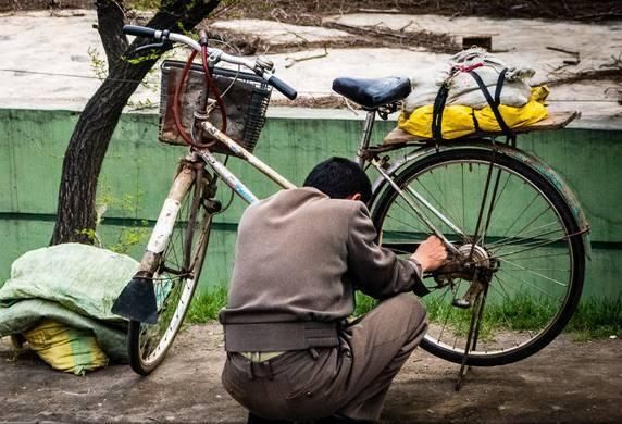 实拍朝鲜：百姓出门骑自行车，买面包的女兵颜值动人