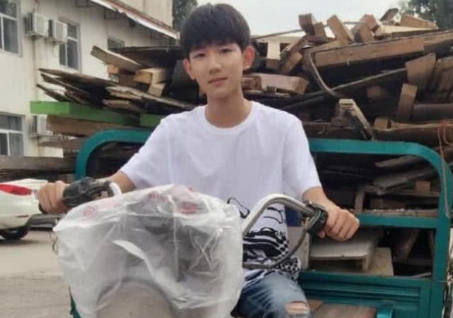 明星回乡后是什么样子？王源开三轮，而她全程不摘墨镜吃饭不动筷