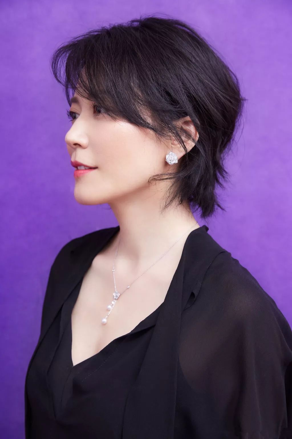 48岁俞飞鸿短发搭配黑纱裙,温柔又有女人味!美