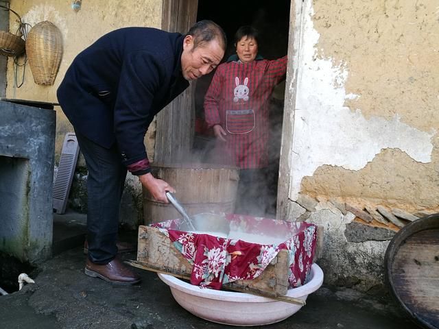 山村大娘酿泉水豆腐待客 这个春节让人难忘!