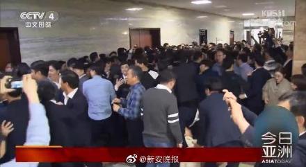 堪比大片!韩国300多议员在国会打了起来,撬棍