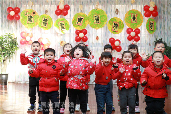 景成实验幼儿园举办猪福舞会迎新年