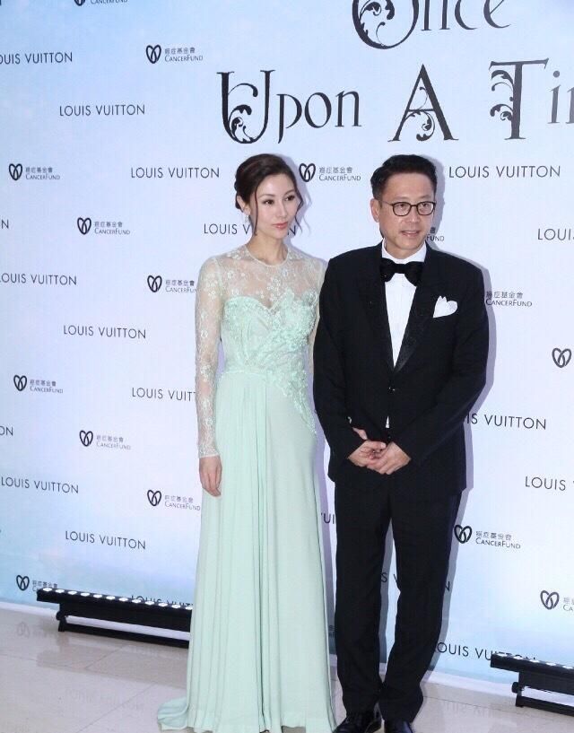 李嘉欣美貌水平好稳定，穿身蕾丝花纹礼服，老公站身边气场也不虚