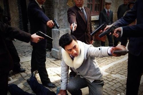 美国坚持退群并向全世界征税有什么好处?