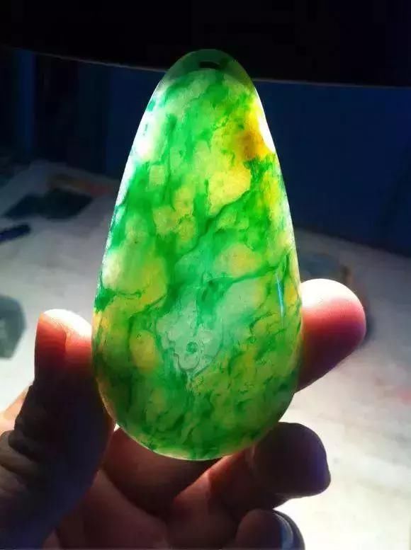 18万买的后江翡翠原石,切出罕见的黄加绿翡翠,这运气