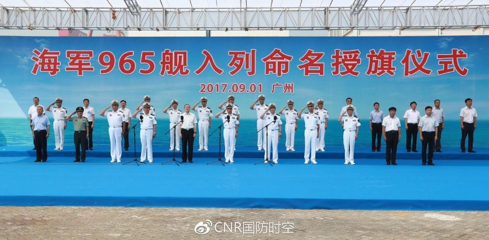 中国海军新型综合补给舰正式入列 吨位全球排