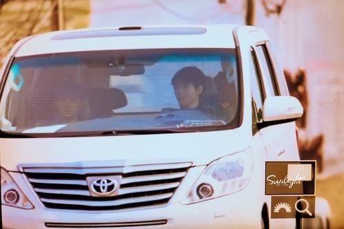 王俊凯开车去剧组,坐在副驾驶上的是他?!网友