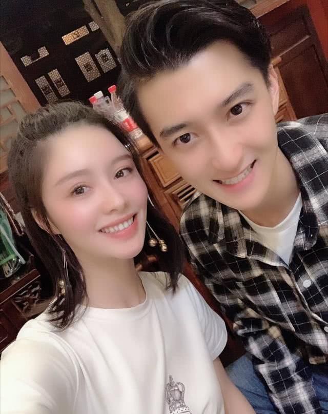 《东宫》剧组聚餐,李承鄞自拍技术太差,竟把小