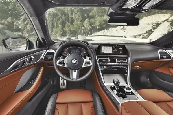 全车系配备BMW全新Operating System 7.0显示器和控制界面,仪表采用BMW Live Cockpit Professional虚拟式数位仪表,中控台为10.25呼控制荧幕,内含图像界面和触控功能,并可透过声控与手势控制操作多媒体系统。驾驶座前方还配有BMW最新开发的抬头显示器,有16寸的投影,还有经过优化的3D图像显示功能。