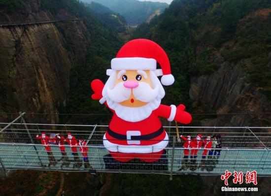 圣诞老人给孩子礼物