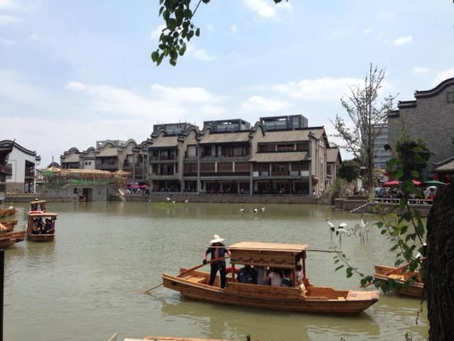 斥资20多亿建造人造古镇，原以为会吸引很多人，但游客却不买账