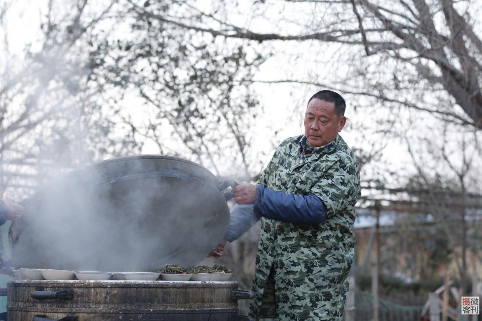 河南大姐每天24小时制作扣碗 半月蒸2万碗收入50万