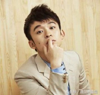 董子健和同事聚餐,本来很有胃口的菜,摆错了位