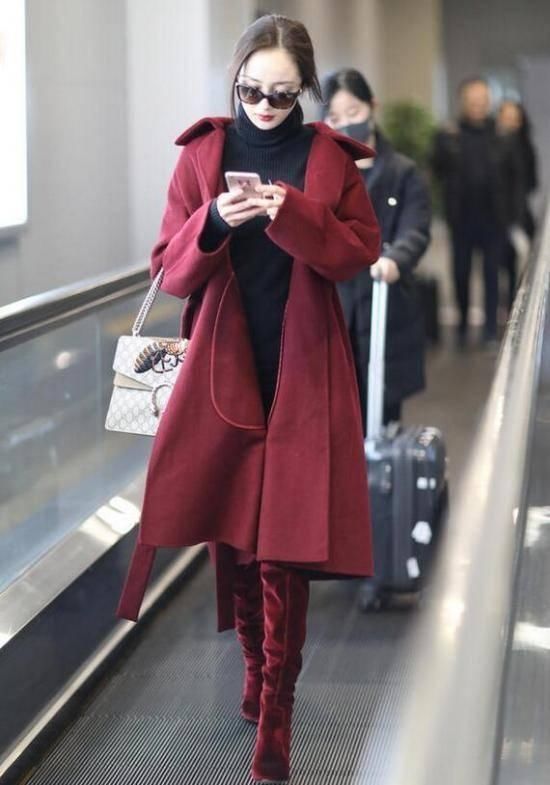 带货女王杨幂惊现搭配黑洞,被闺密唐嫣情敌王