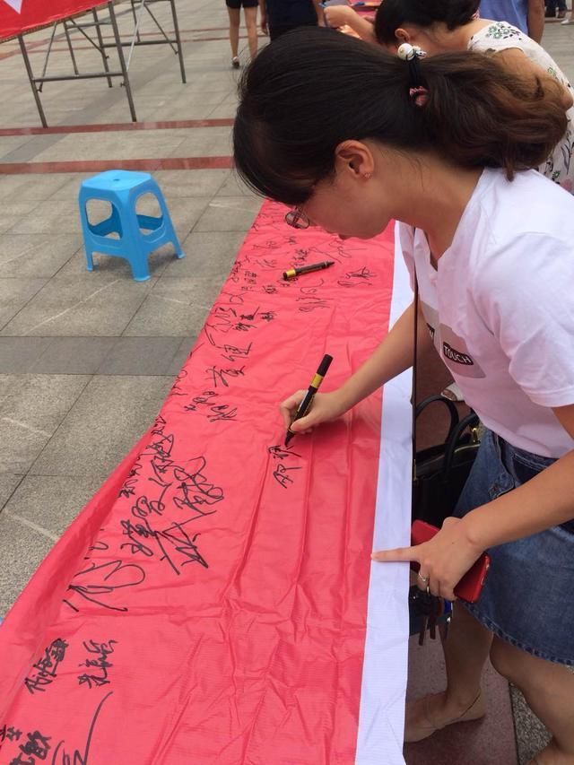 龙里县气象局积极参与扫黑除恶专项斗争签名活动