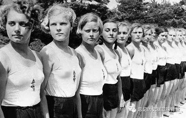二战时期的德国女兵私生活是这样的,纵情享乐