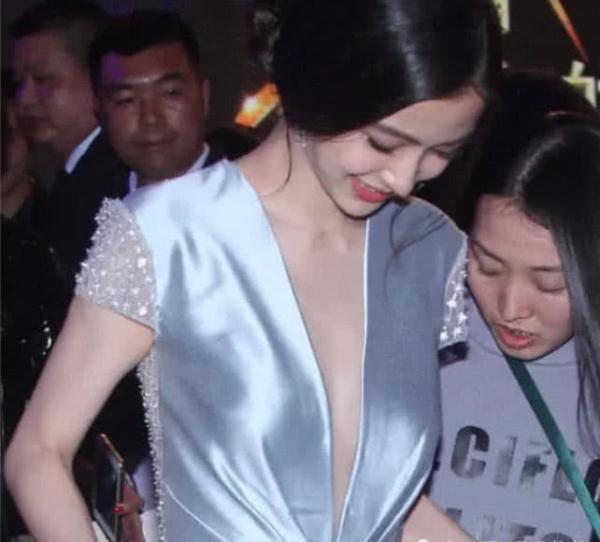 杨颖深V现身活动,弯腰的瞬间被定格,奖摄像师