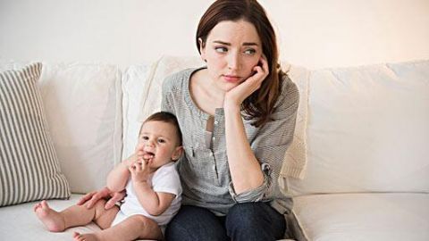 生完孩子头发大把大把的掉,快要掉光了,宝妈应