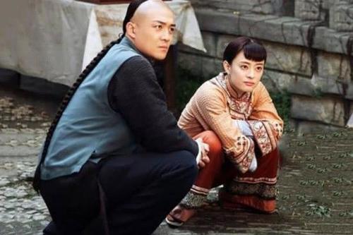 女星下蹲照:热巴优雅,杨颖时尚,杨紫汉子,而她像