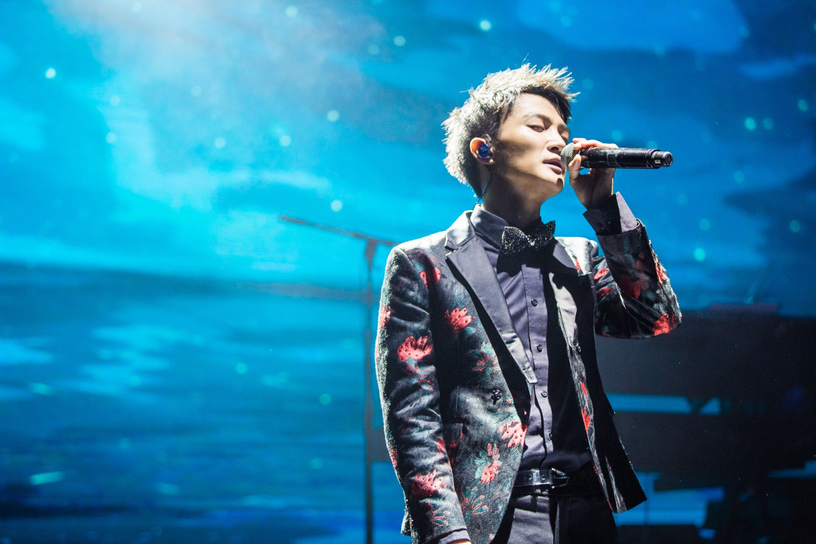 周深“深空间”巡演上海首唱 超燃live band成就“金曲不眠夜”!