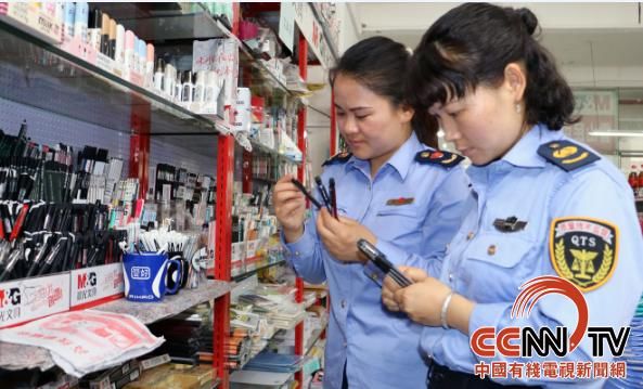 贵州雷山:查中考文具用品 为考生保驾护航