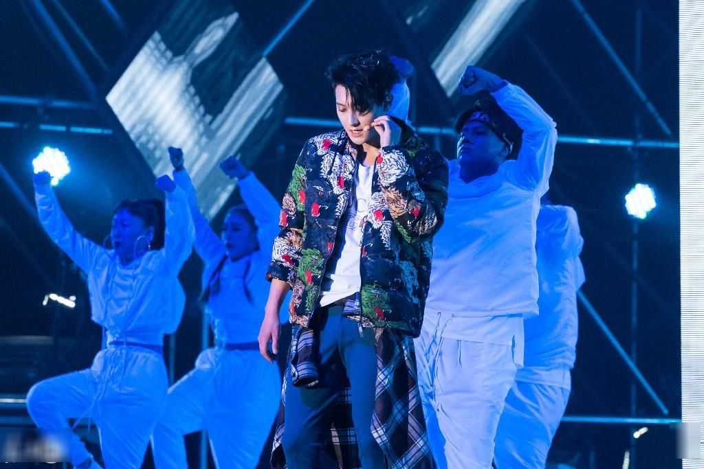 黄子韬上海演唱会,劲歌热舞承若带队西泡泡,现