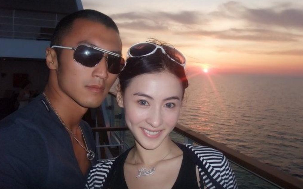 张柏芝穿睡衣送儿子上学，身材略显浮肿，头发未打理似常人