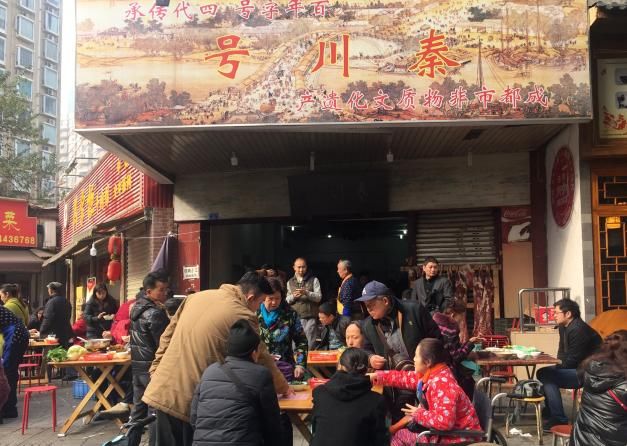 来一碗浓郁的羊肉汤,加一撮香菜,整个冬天热火