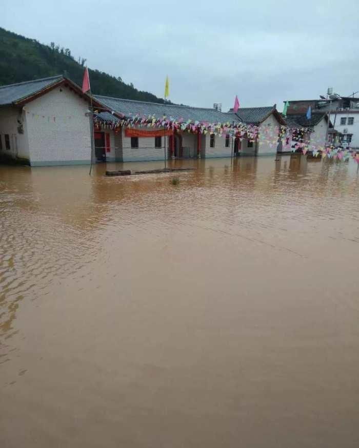 艾云尼暴雨成灾, 广东河源发生山体滑坡, 场面震撼!