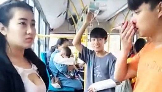 公交车上来一位大胸美女,小伙偷瞄一眼,接下来一幕他尴尬了