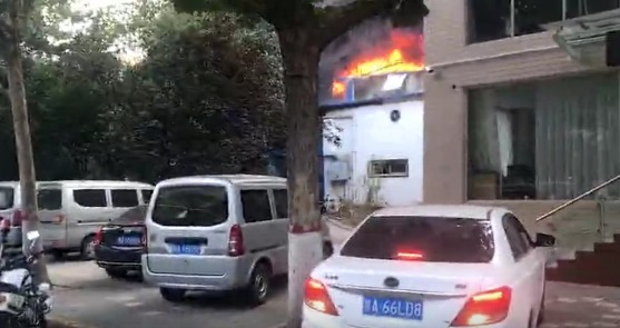 突发!西安西二环一冷库突发大火,浓烟滚滚!_【