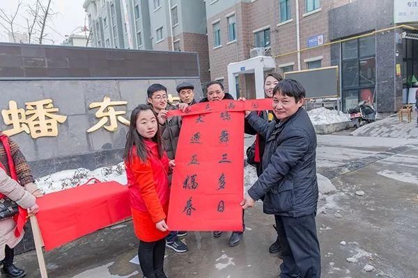 校园新闻龙蟠小学书法协会走进社区开展义写义