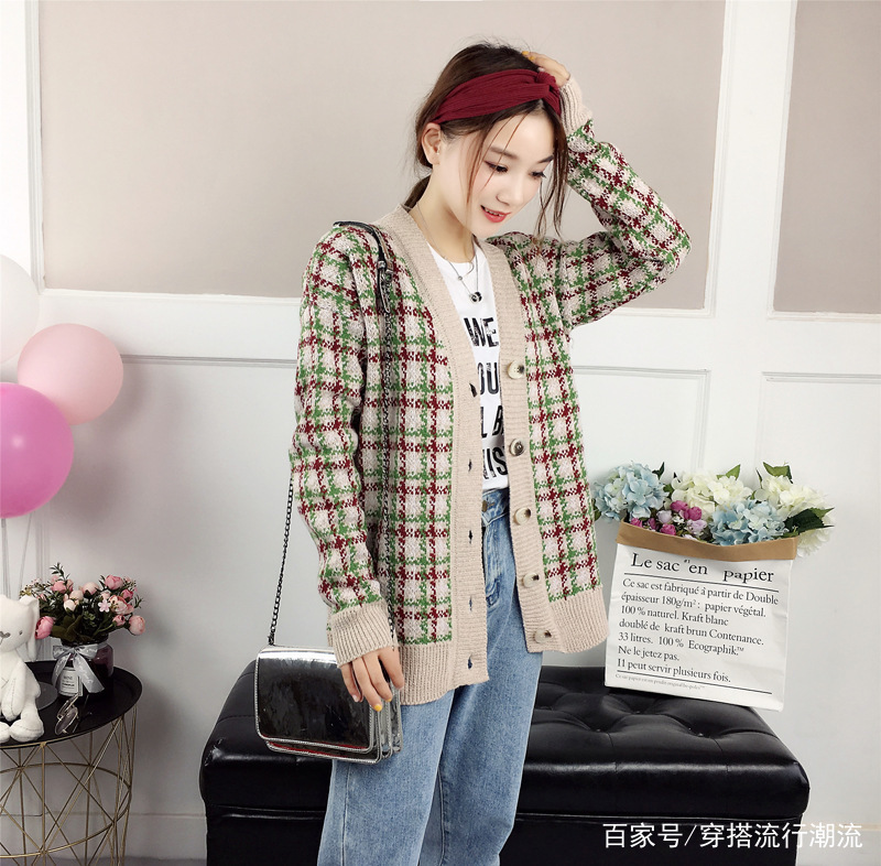 40岁女人就算工资再低也要买,搭配小脚裤,美嫩