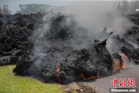 熔岩阻断道路 夏威夷民众淡定拍照