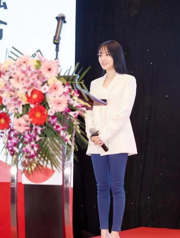 李小璐贾乃亮二人现状曝光,网友晒出同框照片