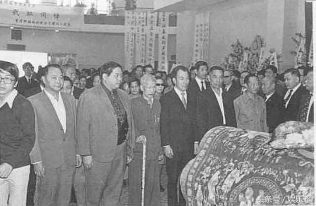 直击李小龙葬礼,妻子披麻戴孝不知其死因,儿子多年后也被射杀! - ljj_1951 - ljj_1951的博客 直击李小龙葬礼,妻子披麻戴孝不知其死因,儿子多年后也被射杀! - ljj_1951 - ljj_1951的博客