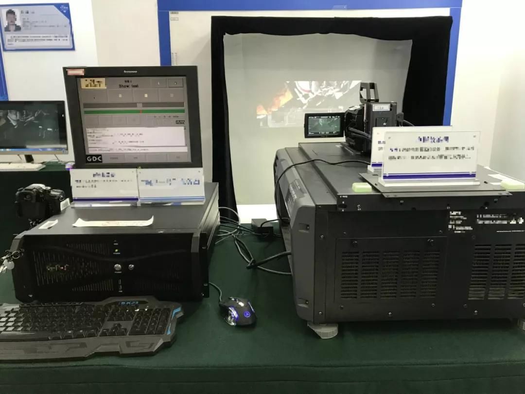 黄渤出席公安部发布会 为何发言前先起身鞠个