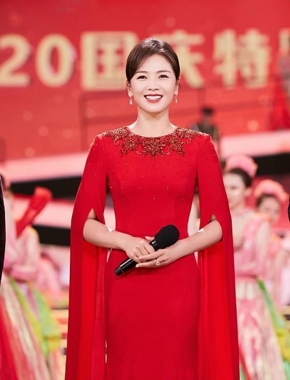 刘涛身材好出众，120斤穿修身礼裙秀蜂腰，瓷瓶胯曲线真招摇