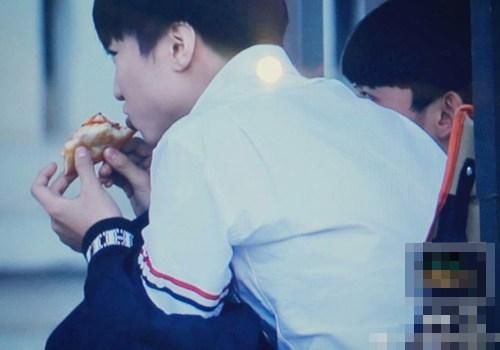 明星也玩涂口红吃东西:郑恺学网红,杨迪吓人,王