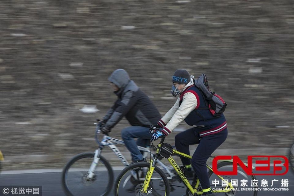 北京发布大风蓝色预警 民众全副武装出行_【