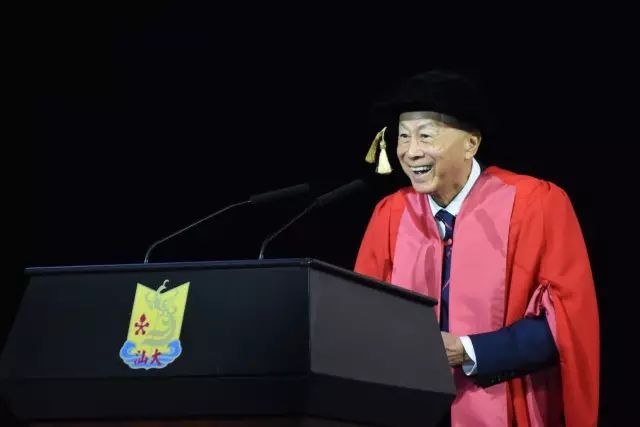 刚刚，90岁李嘉诚宣布退休，长子接棒，他的千亿美元身家早已这样