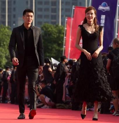 与前美女背景国手许诺合影,你美女个女篮,逆天海中就是的图片