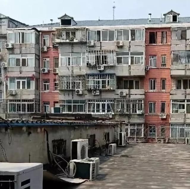 你们在朋友圈看复联4,他们在小区里盼越狱