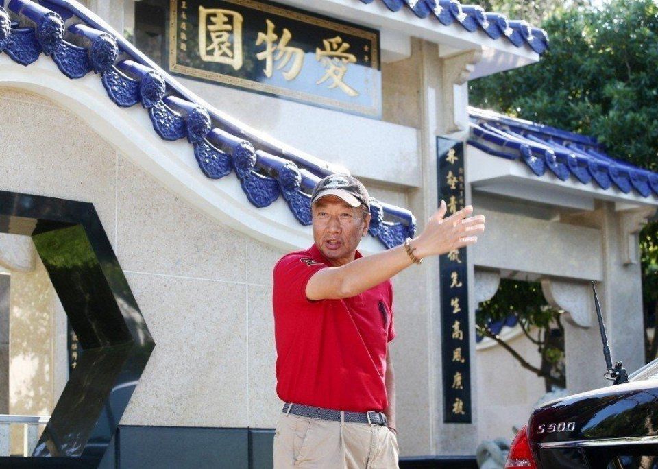 郭台铭祭拜前妻,当年两人连奶粉也买不起