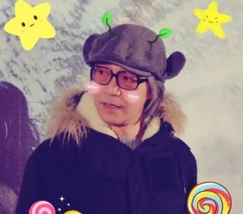 周星驰55岁近照,身穿运动装不忘嘟嘴卖萌,网友