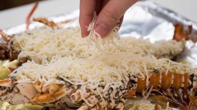 蒜蓉黄油烤龙虾:不用到餐厅也能吃到的鲜甜烤龙虾,易煮又吸引。