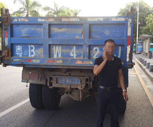 深圳龙岗一司机拿着假驾照还违规开泥头车被交