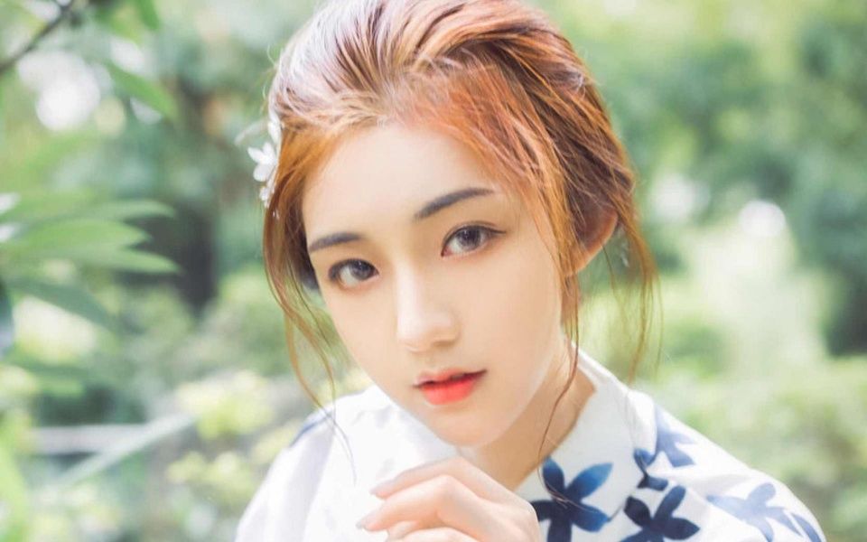 一个女的说我叫美女今年16岁猜一成语(3)