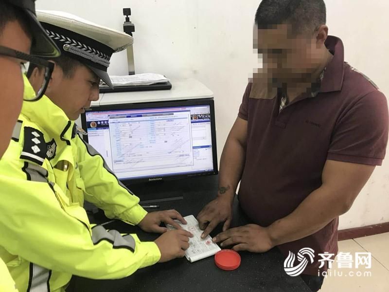 错!男子持C1证开大货被查 拿出一摞钞票让交警